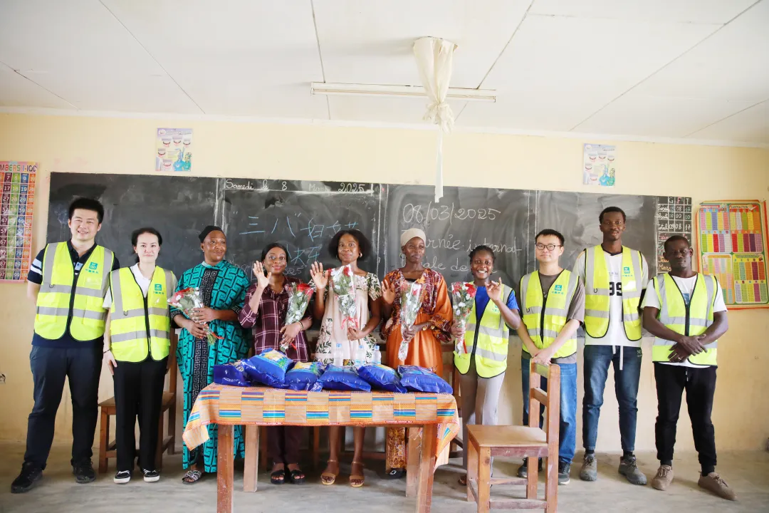 在科特迪瓦小学开展志愿活动2.png 在科特迪瓦小学开展志愿活动2.png