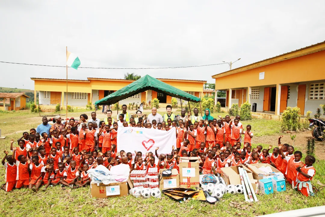 在科特迪瓦小学开展志愿活动1.png