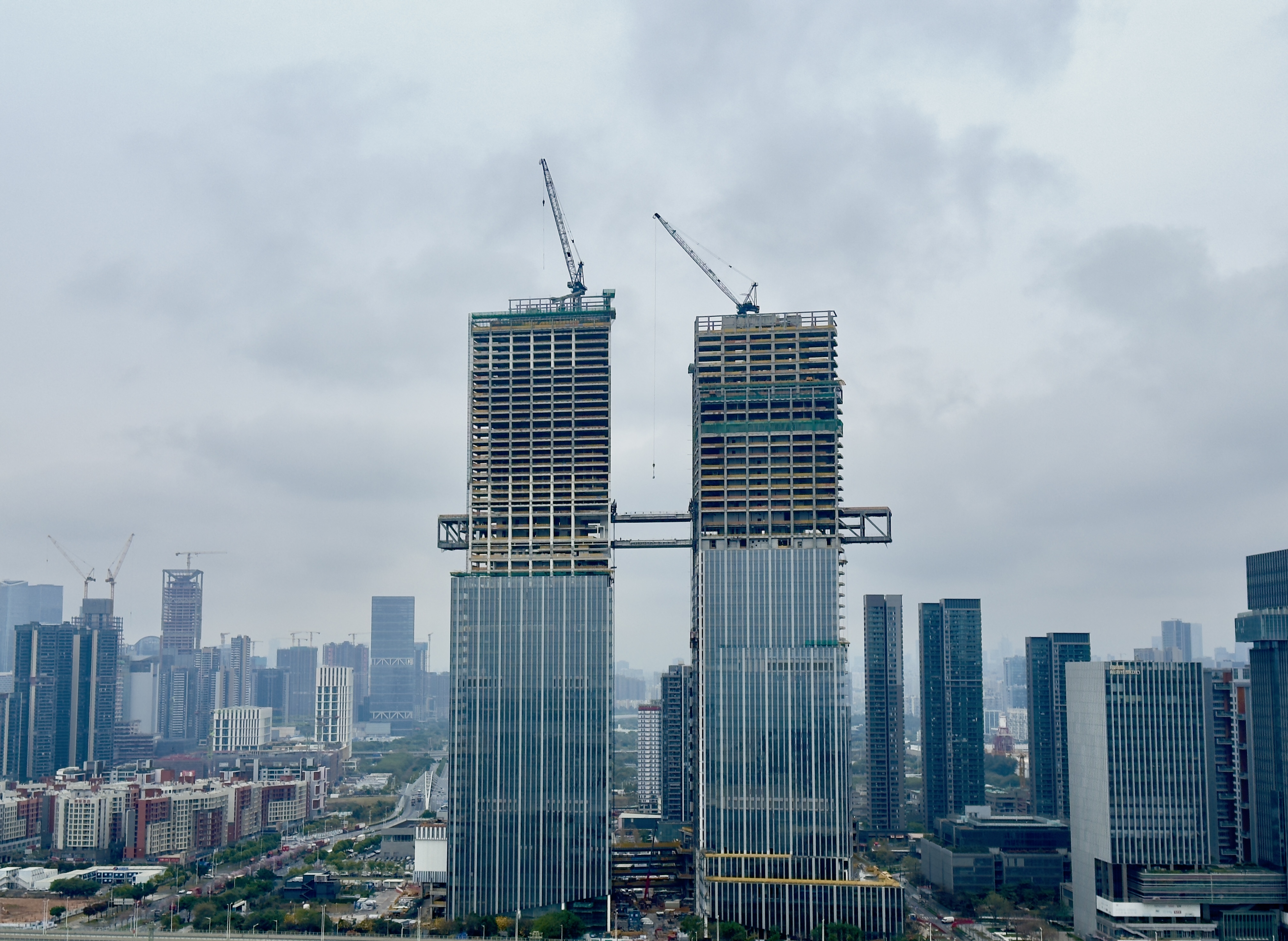 中建承建的深圳自贸时代中心连廊168米高空牵手成功1.jpg